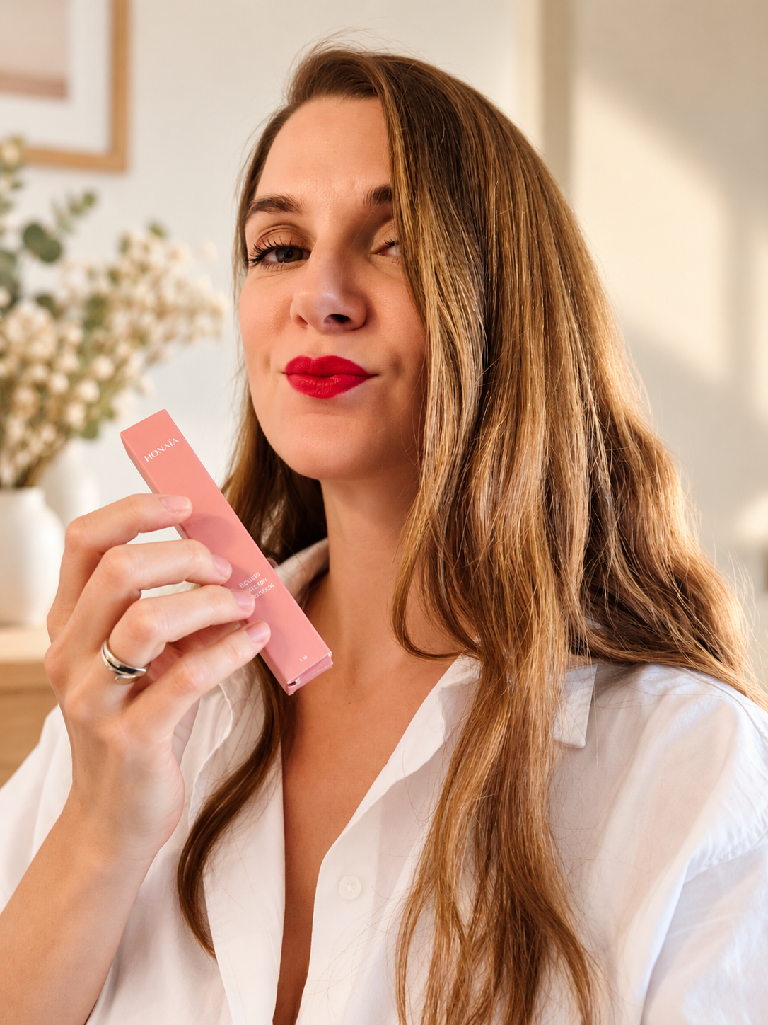 Fondatrice de HONAÏA avec un soin pour les ongles HONAÏA